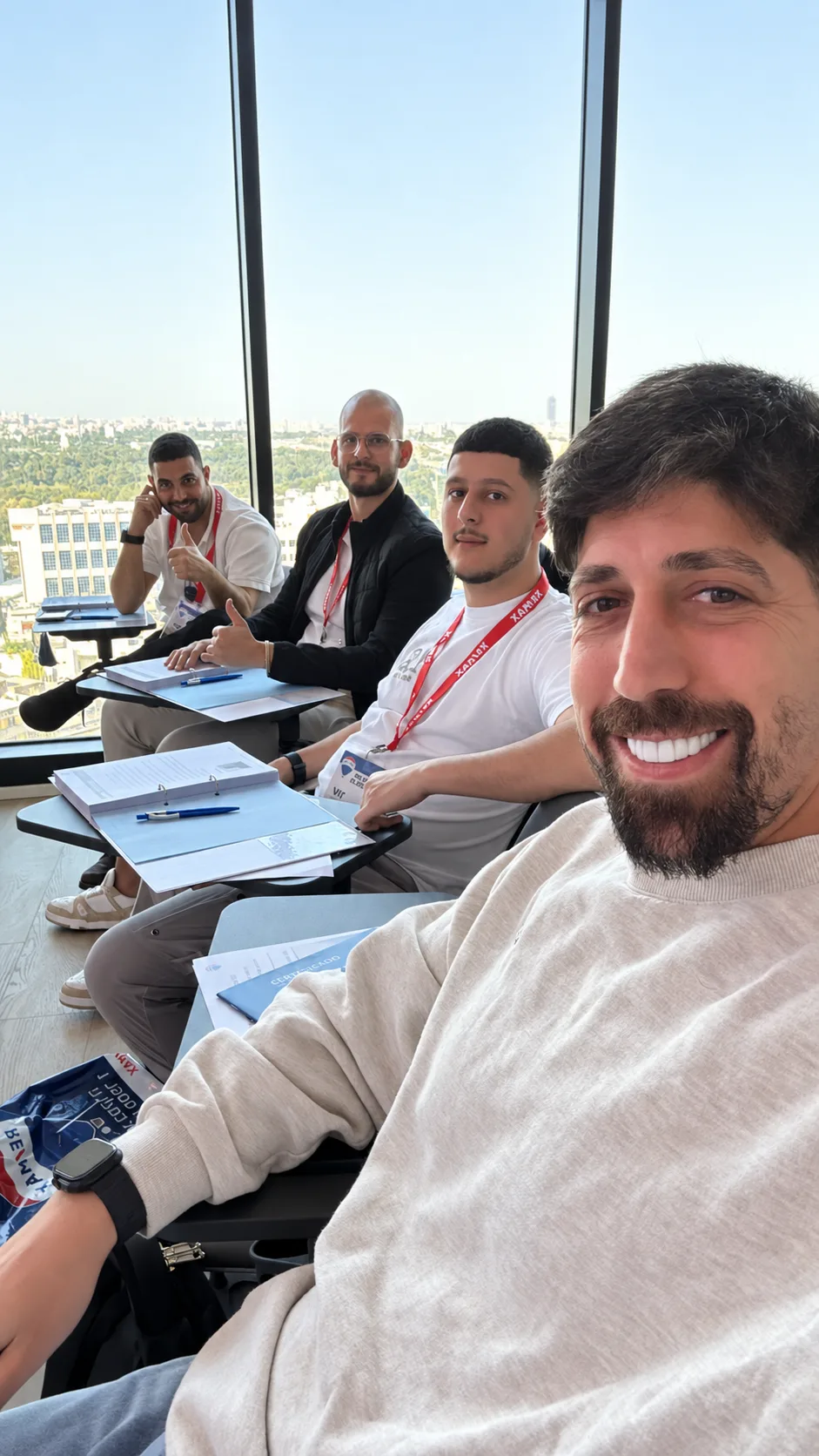 סוכני המשרד בשטח, מחוץ לבניין